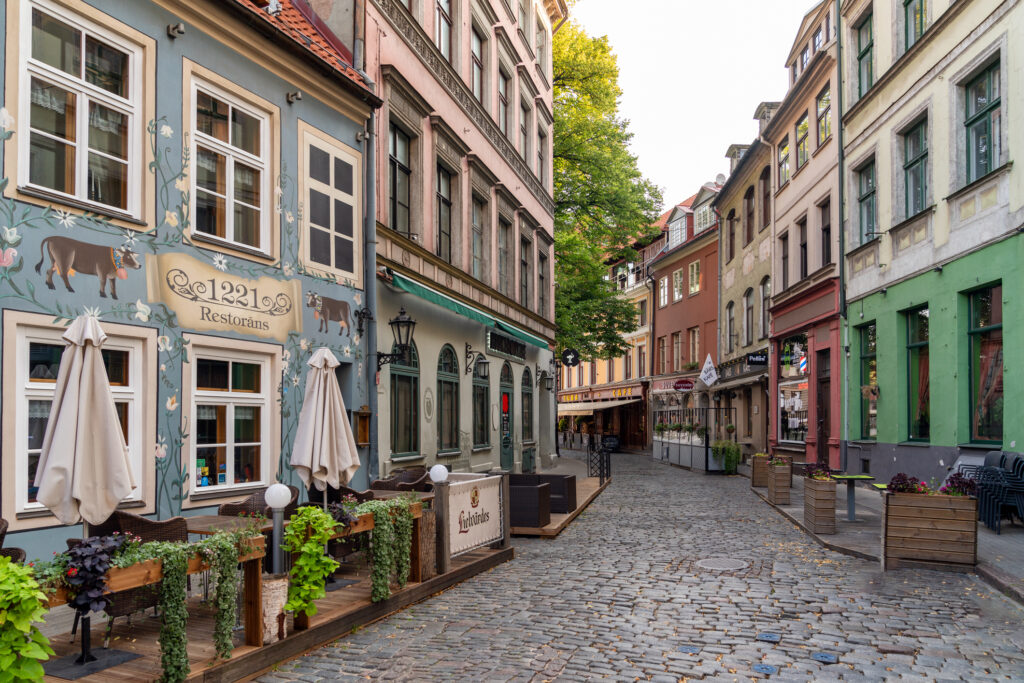 Rigas Altstadt mit typischen Häusern an einem Sommertag