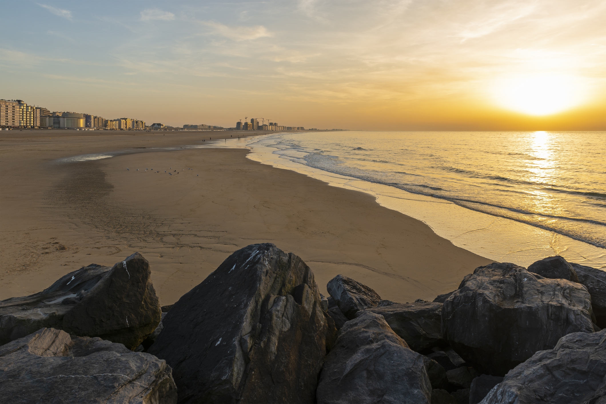 Romantischer Strandurlaub mit einem schönen Sonnenuntergang an der Nordsee