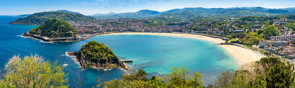 San Sebastián Playa de La Concha Strand und die Skyline in Gipuzkoa im Baskenland