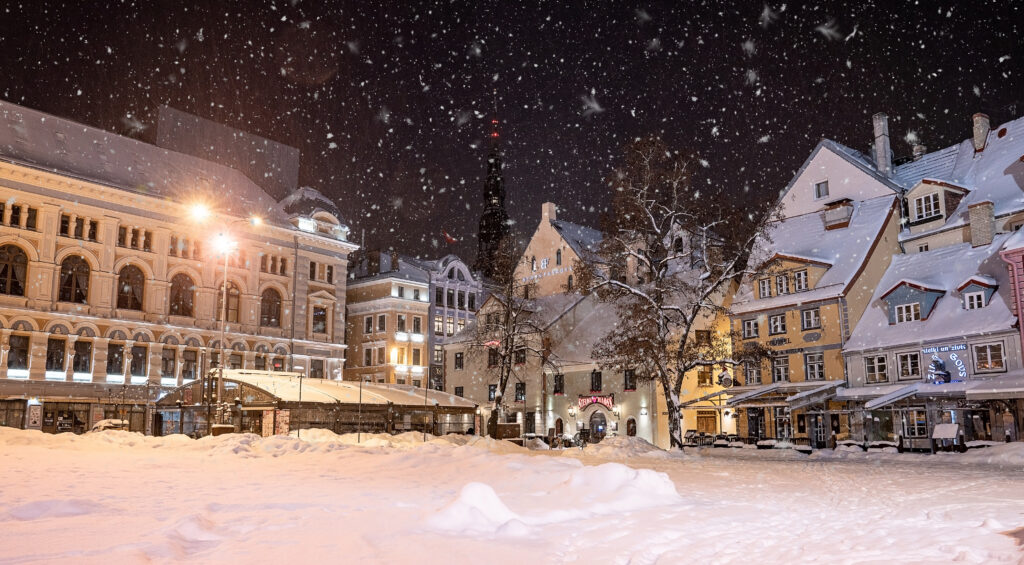 Schöne Winternacht im Zentrum der Altstadt von Riga in Lettland