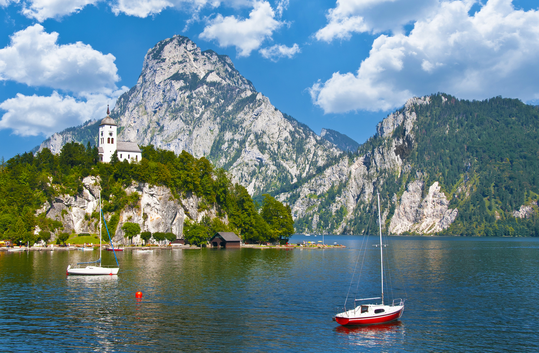 Sommeridylle am malerischen Traunsee am Ort Traunkirchen im Salzkammergut