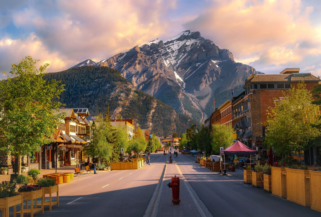 Sonnenaufgang über die Stadt Banff