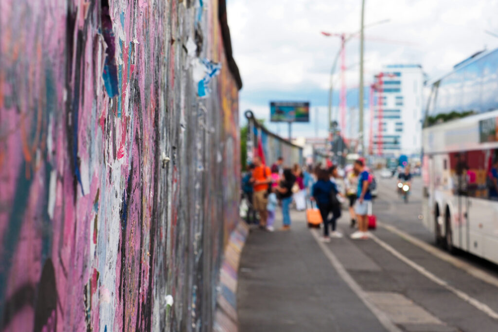 Touristen an der Berliner Mauer, der East Side Gallery in Berlin