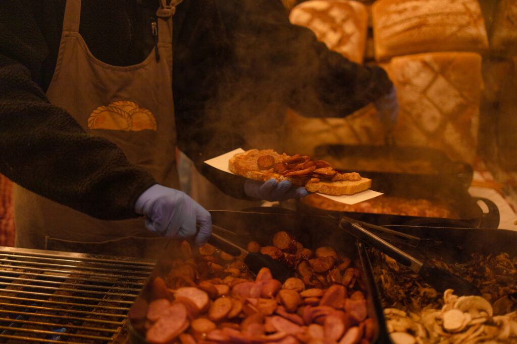 Traditionelle Speisen an einem Weihnachtsmarktstand in Krakau