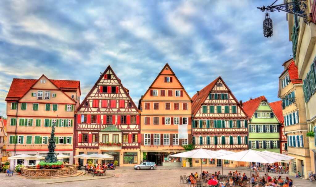 Typische Fachwerkhäuser auf dem Marktplatz in Tübingen