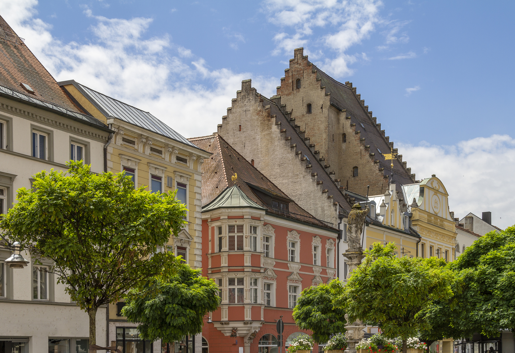 Typische Häuser in der Altstadt von Straubing an einem Sommertag