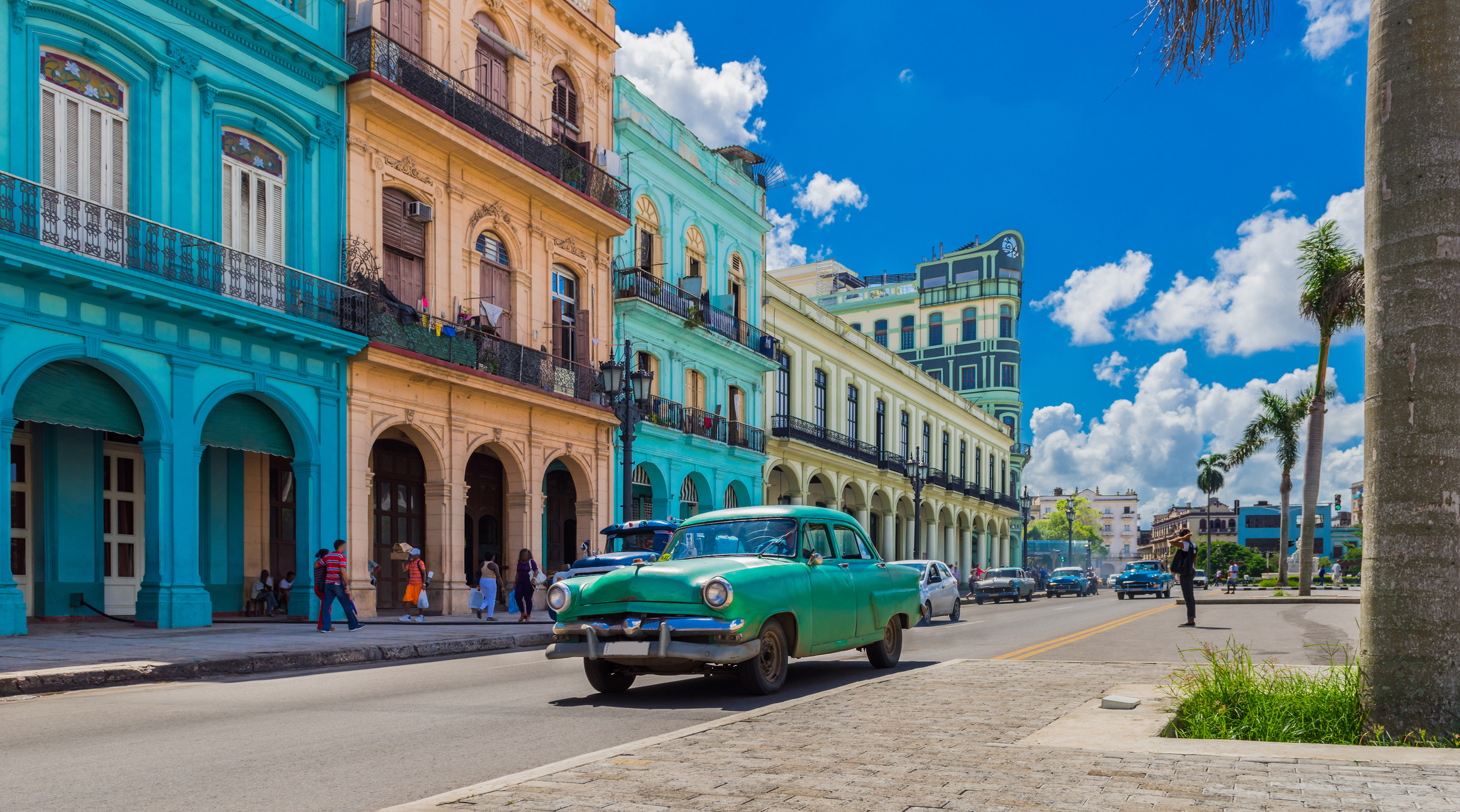 Typisches Stadtbild mit Oldtimern und alten Häusern in Havanna