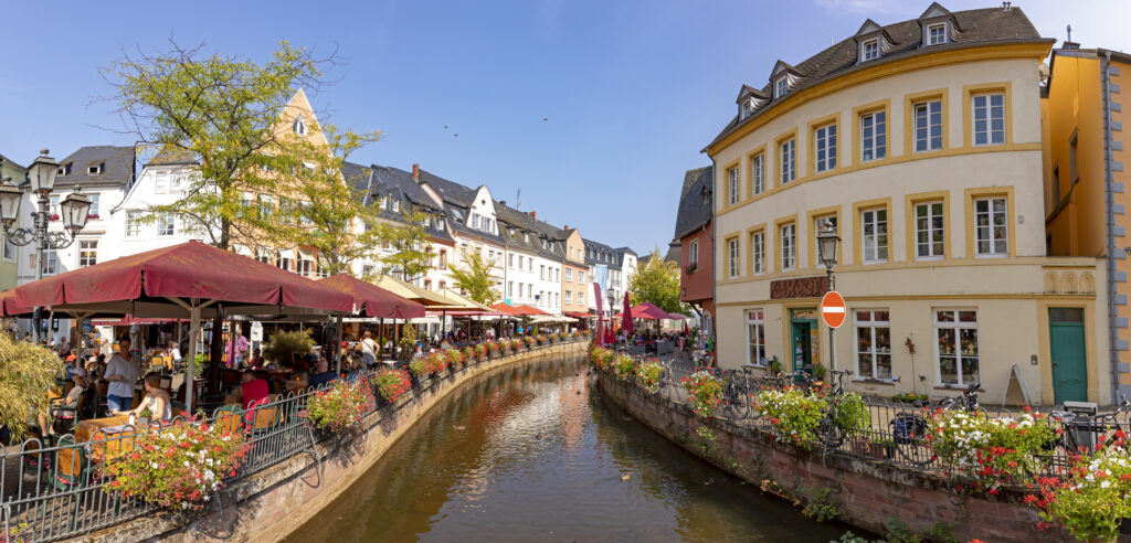 Viele Cafés direkt an der Saar gelegen locken viele Touristen und Einheimische an