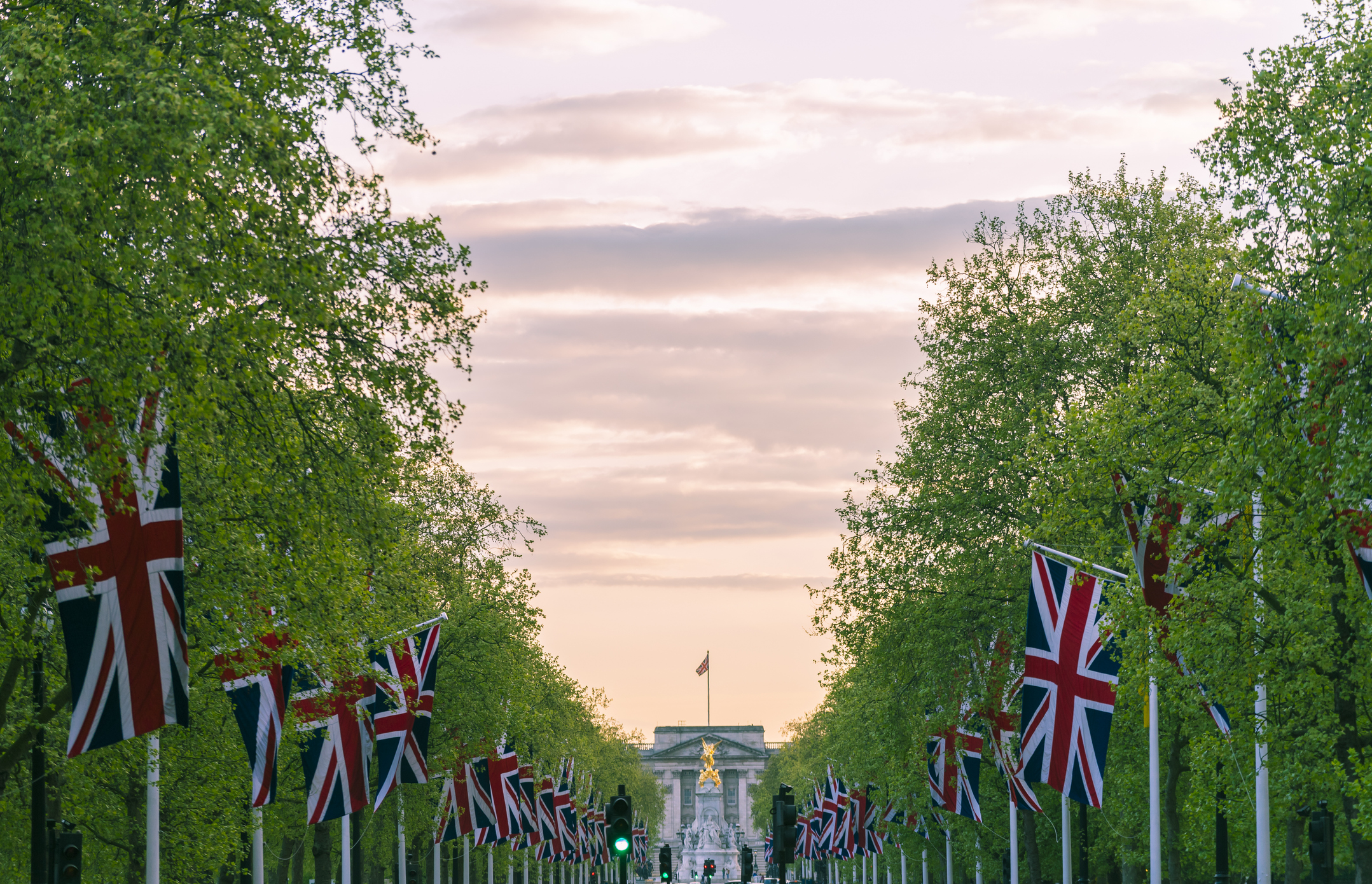 Viele Union Jack-Flaggen entlang der Mall in London auf dem Weg zum Buckingham Palace