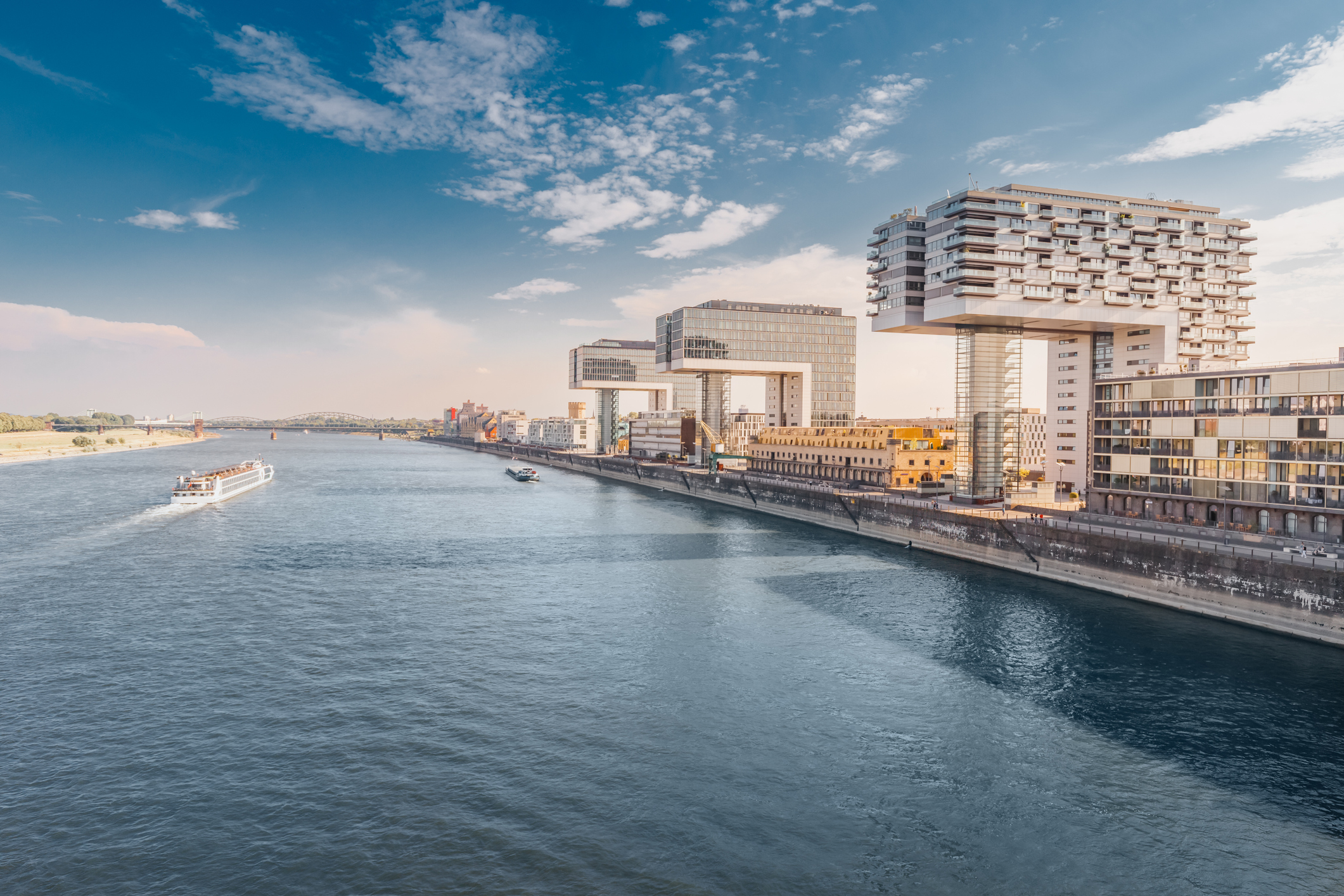 Wunderbarer Blick über das Rheinufer in Köln und den modernen Wohngebäuden
