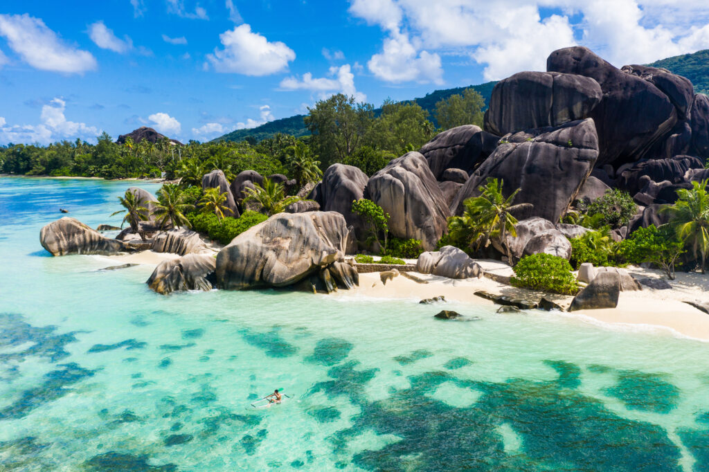 Wunderschöner Strand La Digue mit weißem Sand auf den Seychellen
