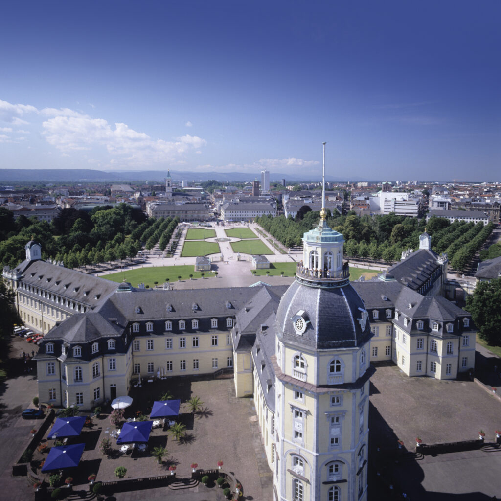 Blick auf den Turm des Karlsruher Schlosses und der Stadt Karlsruhe