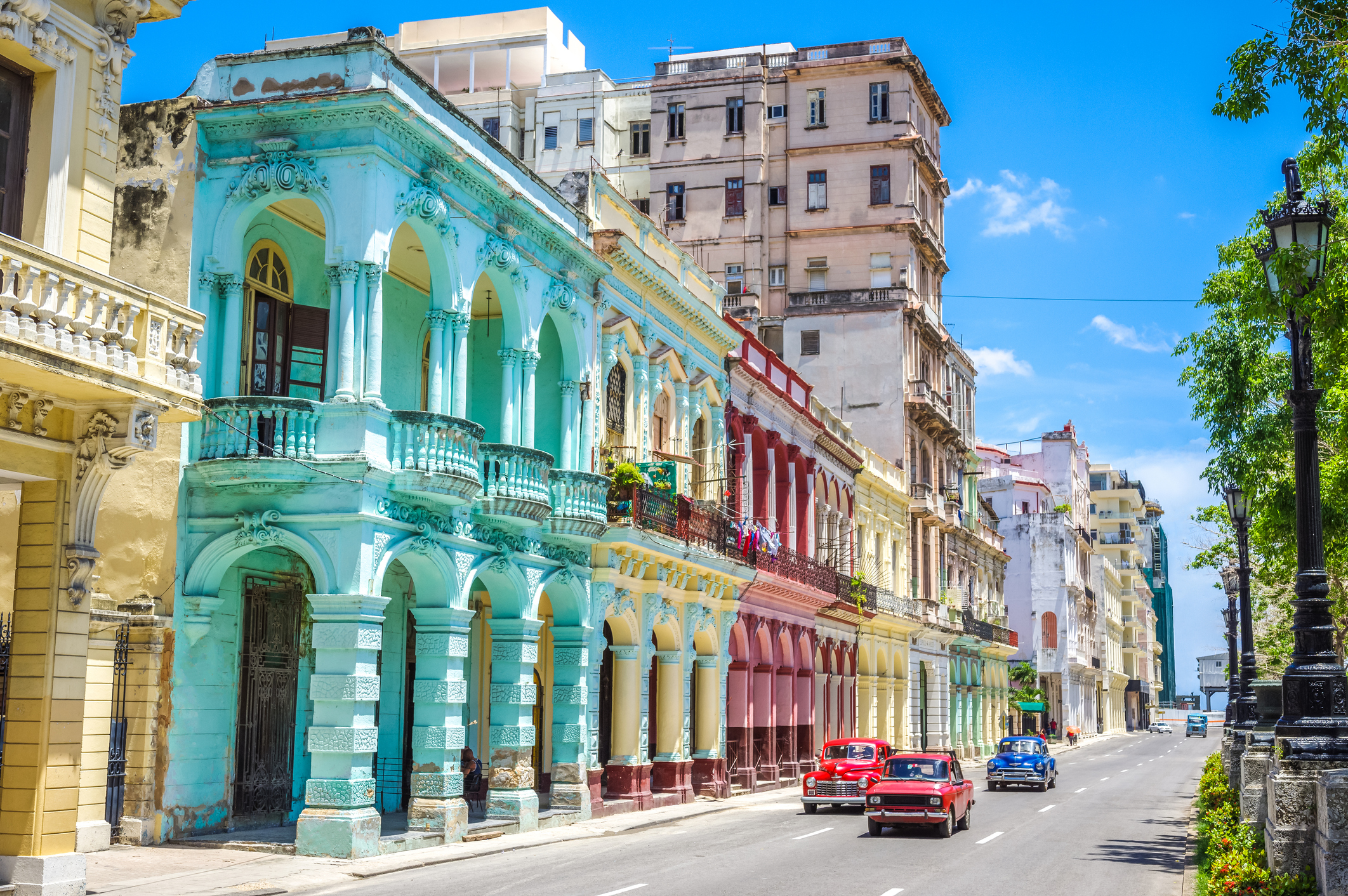 Bunte Oldtimer und historische alte Gebäude in den Straßen von Havanna