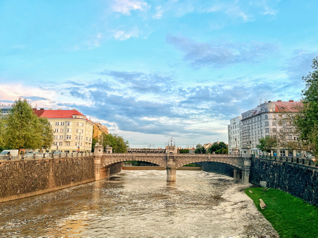 Der Fluss Mies in Pilsen an einem schönen Sommertag