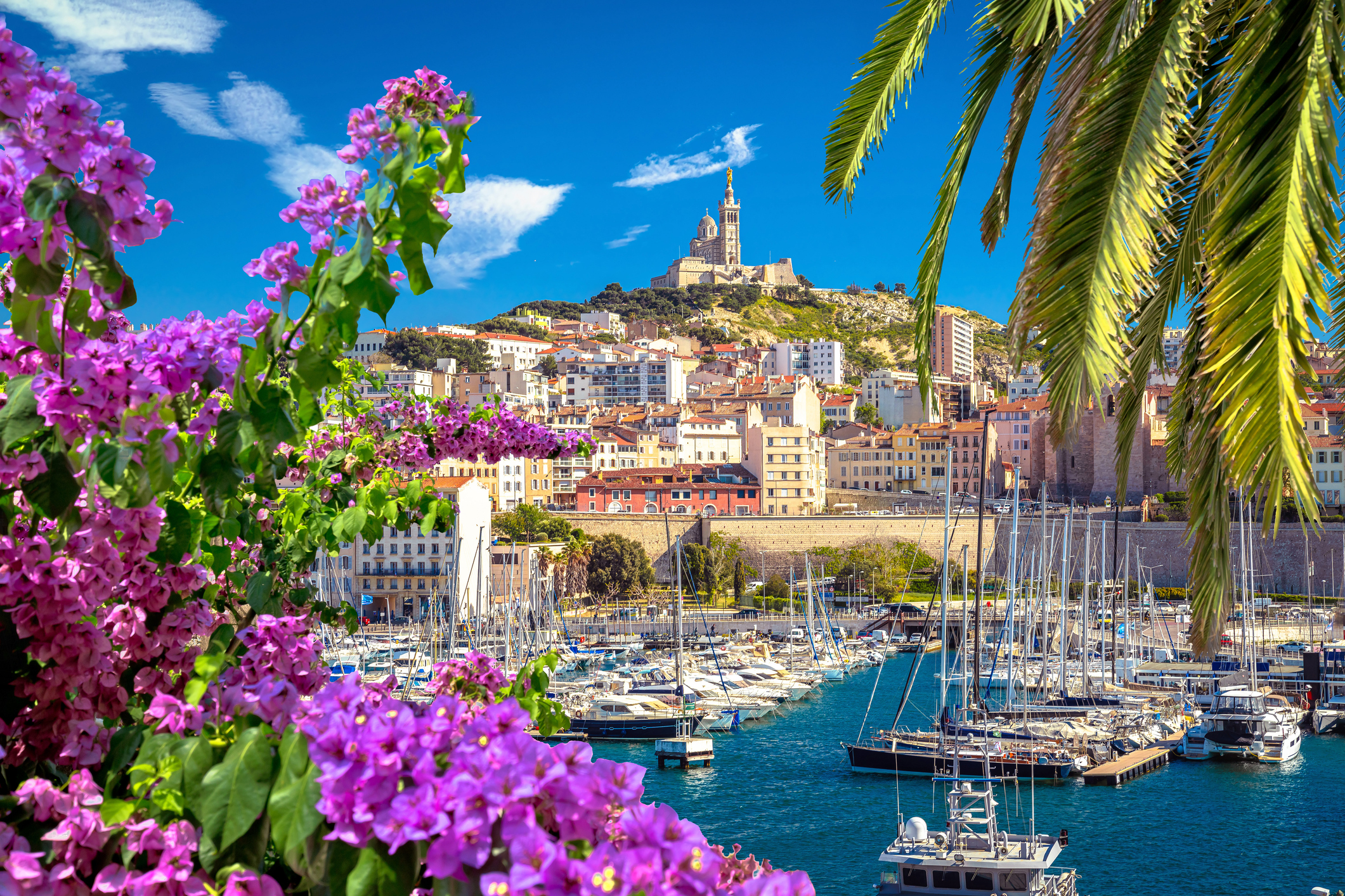 Der Hafen von Marseille und die Kirche Notre Dame de la Garde auf dem Hügel