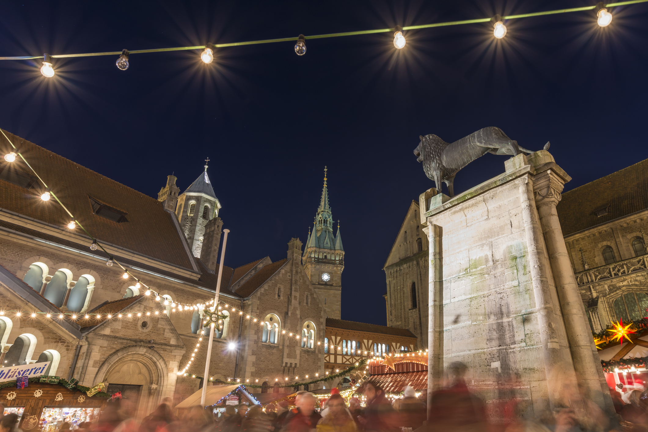 Der Weihnachtsmarkt in Braunschweig mit der Löwenstatue