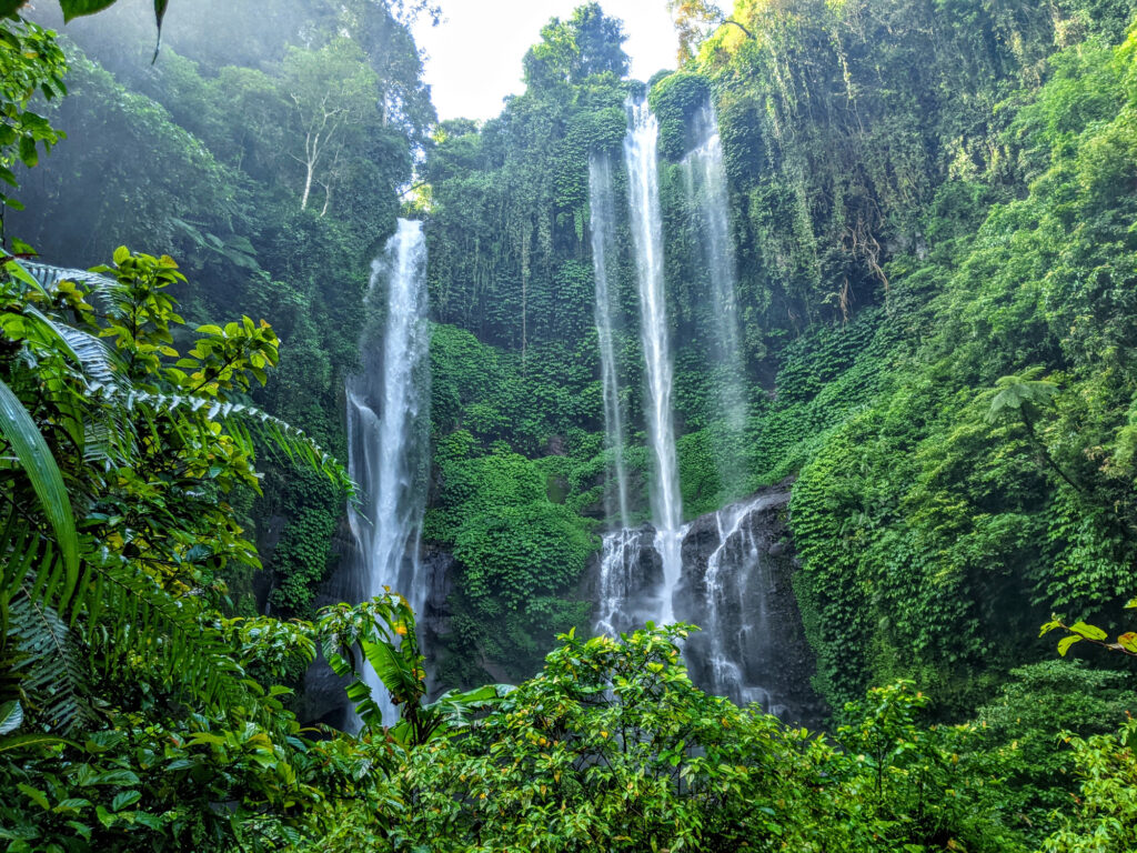 Der gigantische Sekumpul Wasserfall auf Bali in Indonesien