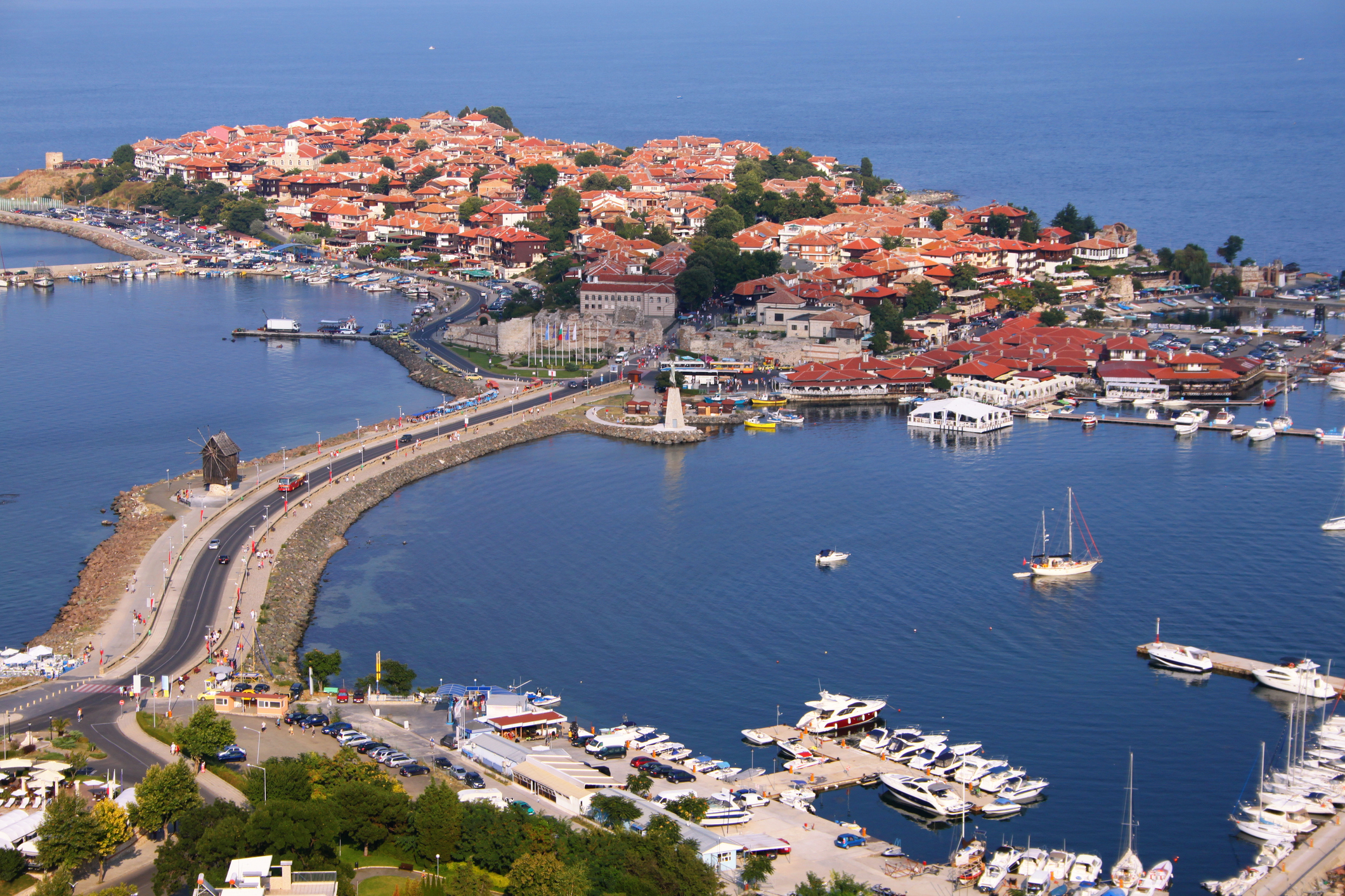 Die Altstadt von Nessebar aus der Luft am Schwarzes Meer in Bulgarien
