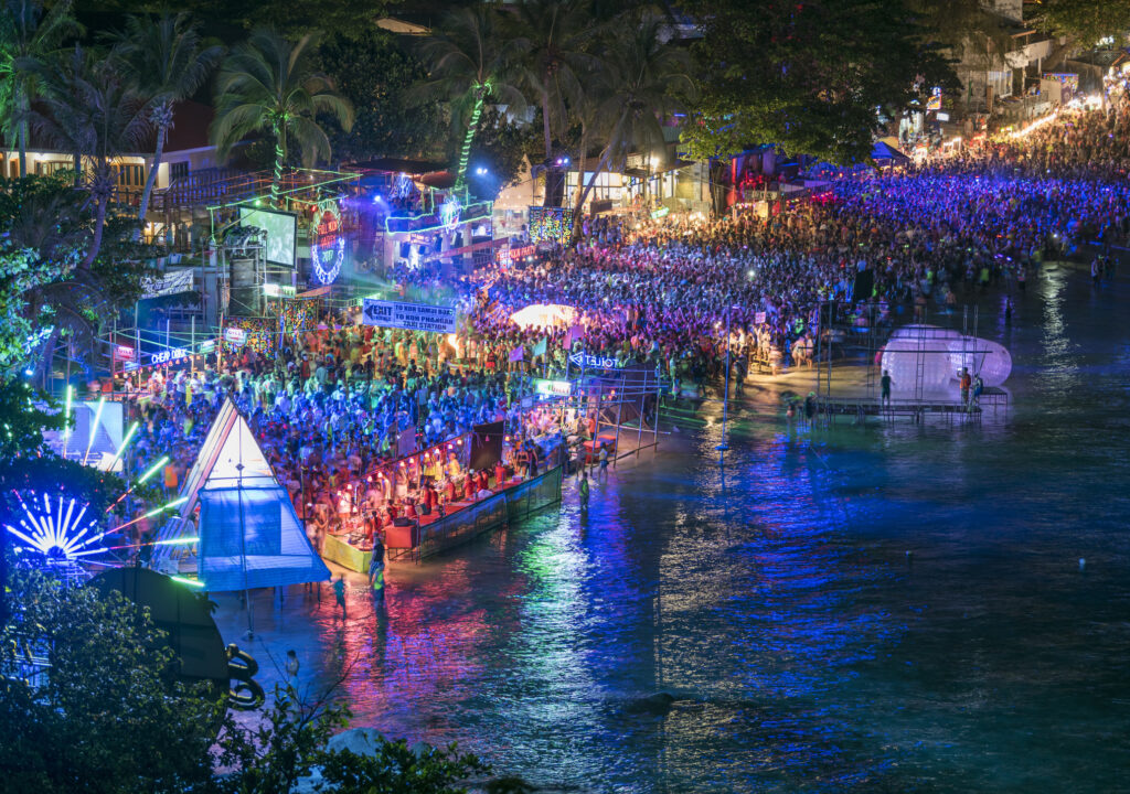 Die berühmte Outdoor-Vollmondparty am Haad Rin Beach auf der Insel Koh Phangan in Südthailand