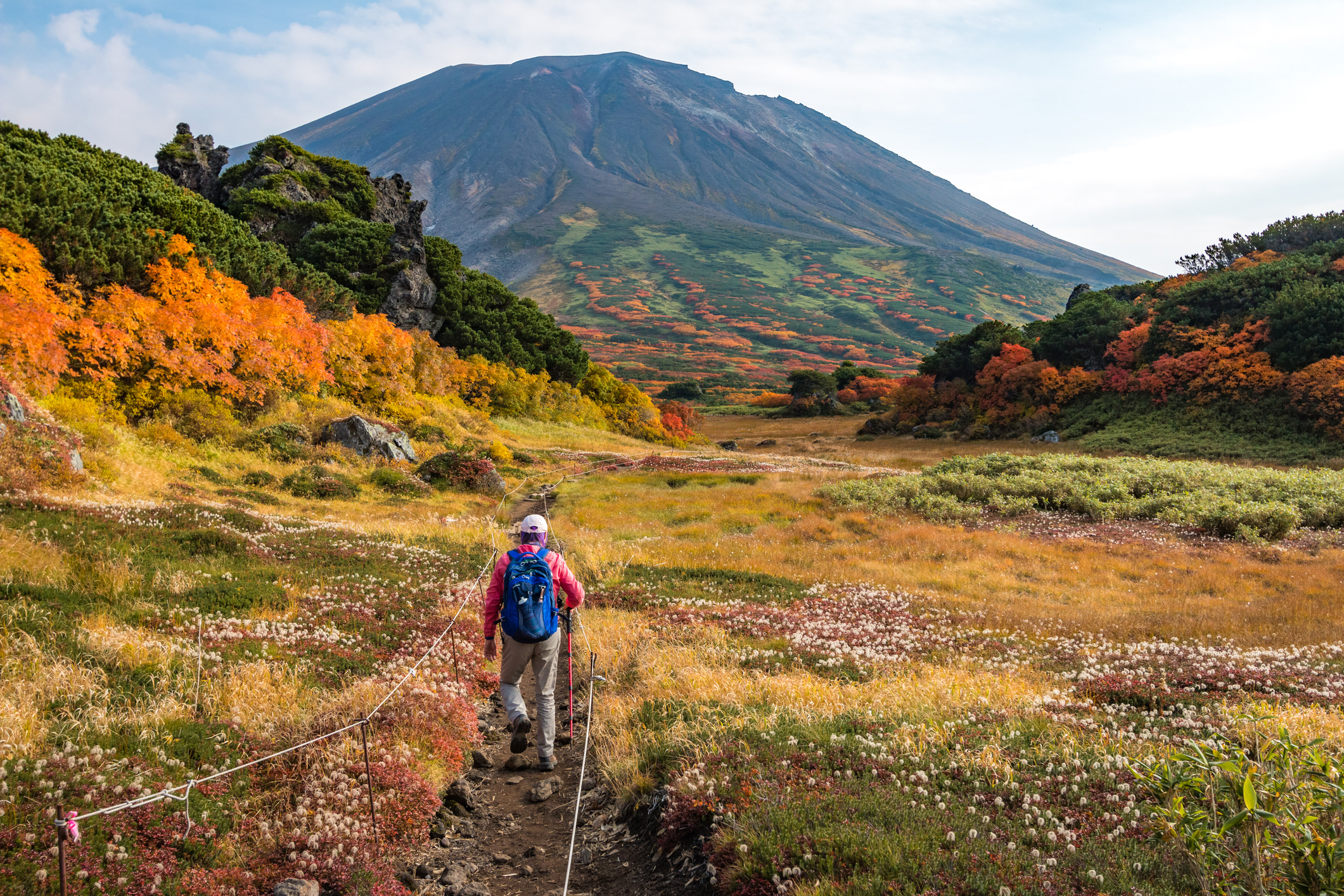 Es gibt viele Wanderwege in Richtung Asahidake in Daisetsuzan auf Hokkaido
