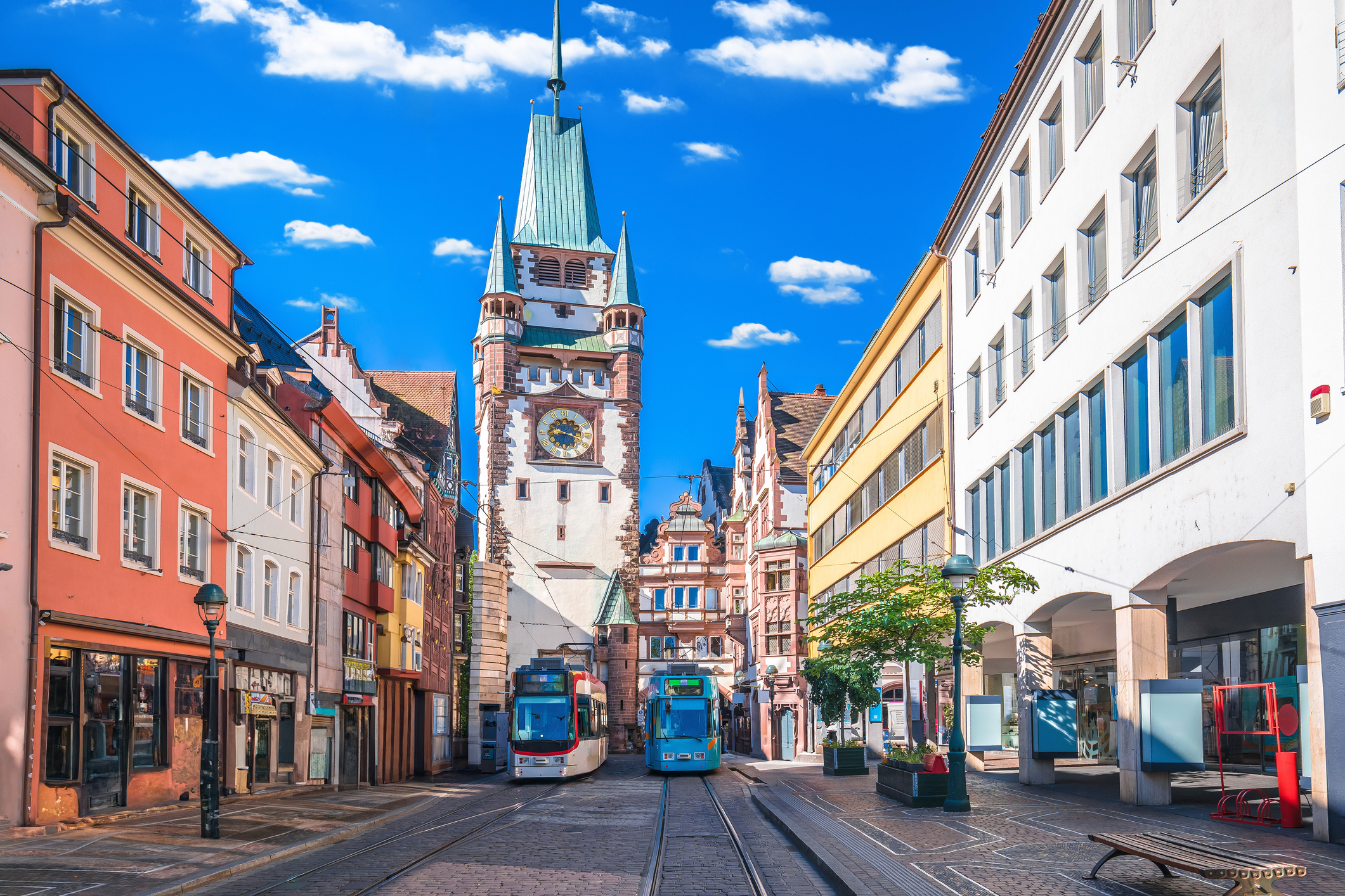 Freiburg im Breisgau und seine historischen Kopfsteinpflasterstraßen im Stadtzentrum