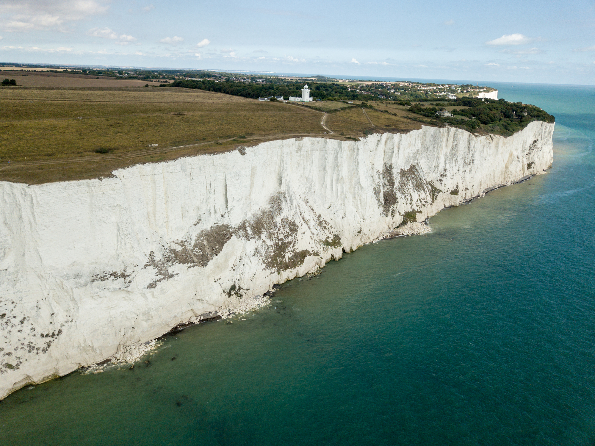 Luftaufnahme der weißen Klippen von Dover