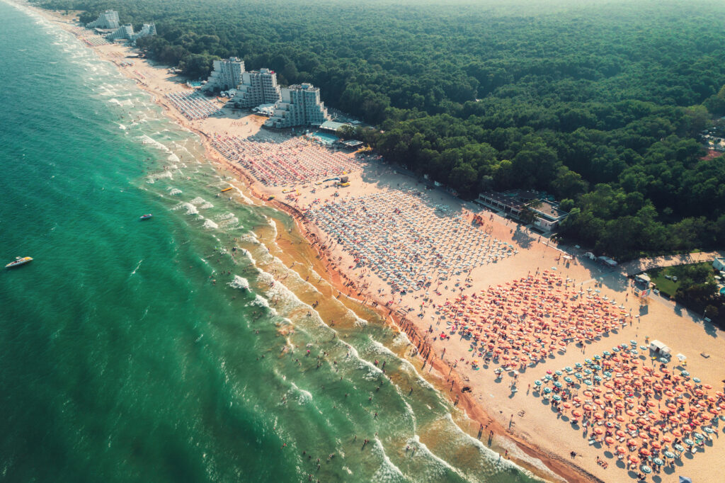 Luftaufnahme vom beliebten Sonnenstrand in Bulgarien