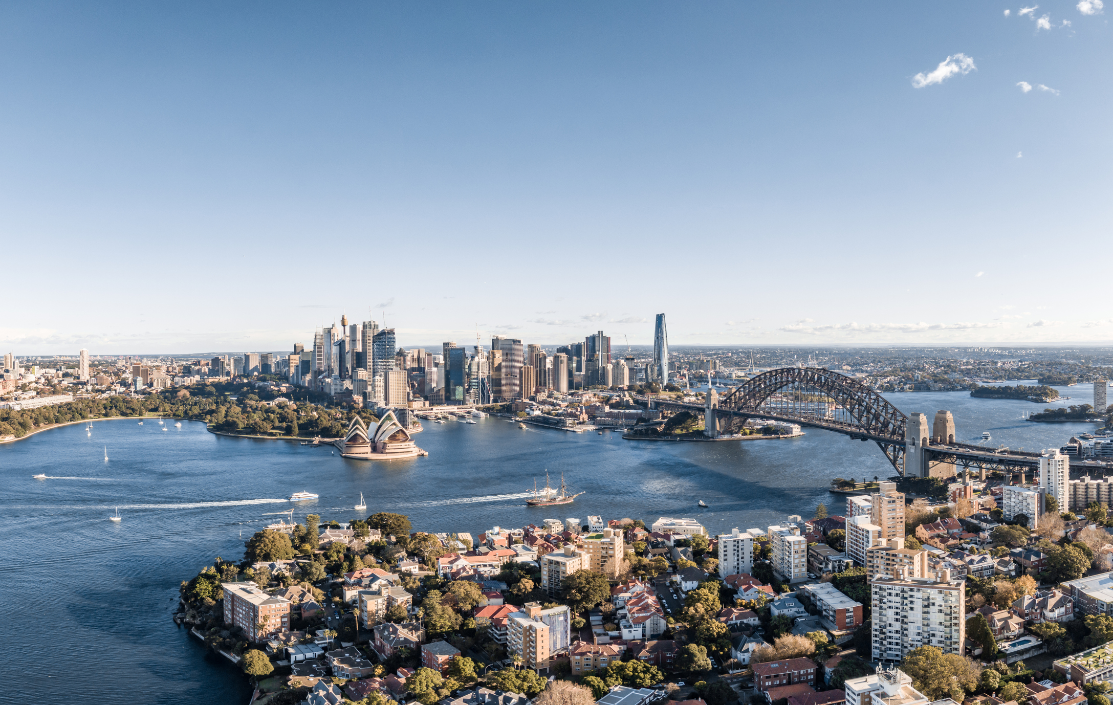Sehr schöne Drohnenaufnahme der Skyline von Sydney mit der Harbour Bridge und dem Vorort Kirribilli
