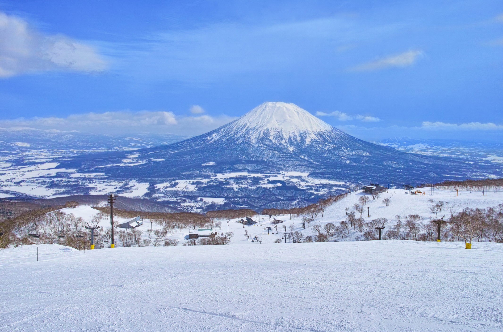 Skigebiet Niseko mit der schneereichen Piste und dem Blick auf den Berg Yotei