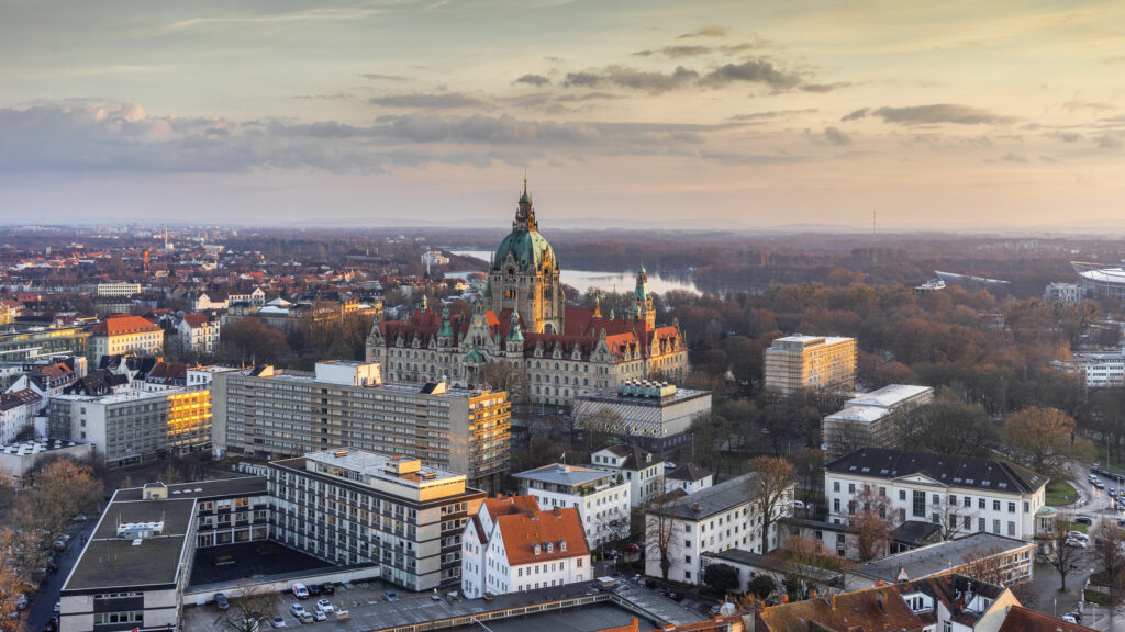 Spektakuläre Luftaufnahme des Rathauses von Hannover am Abend