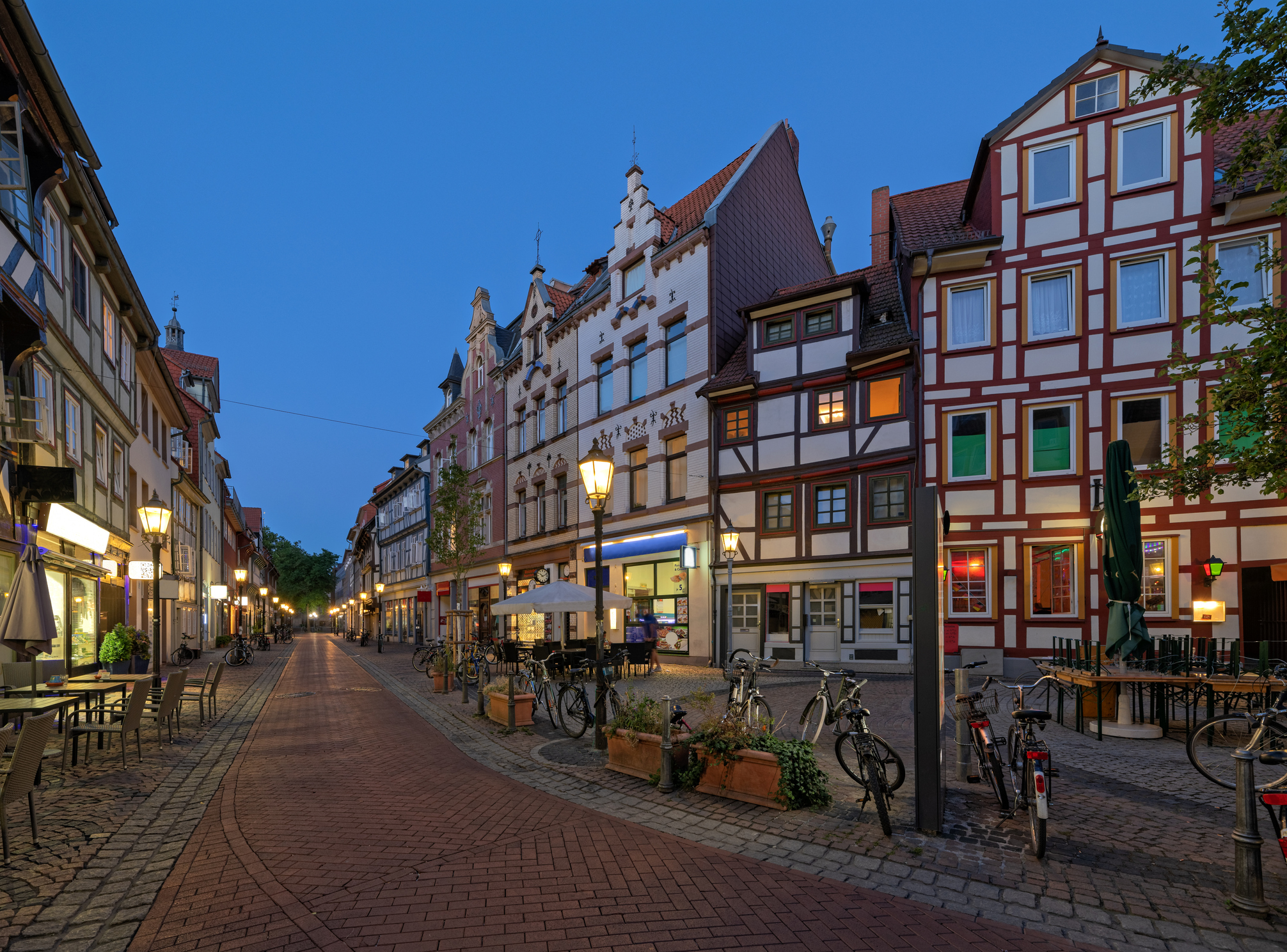 Typische Fachwerkhäuser in der Abenddämmerung in Göttingen