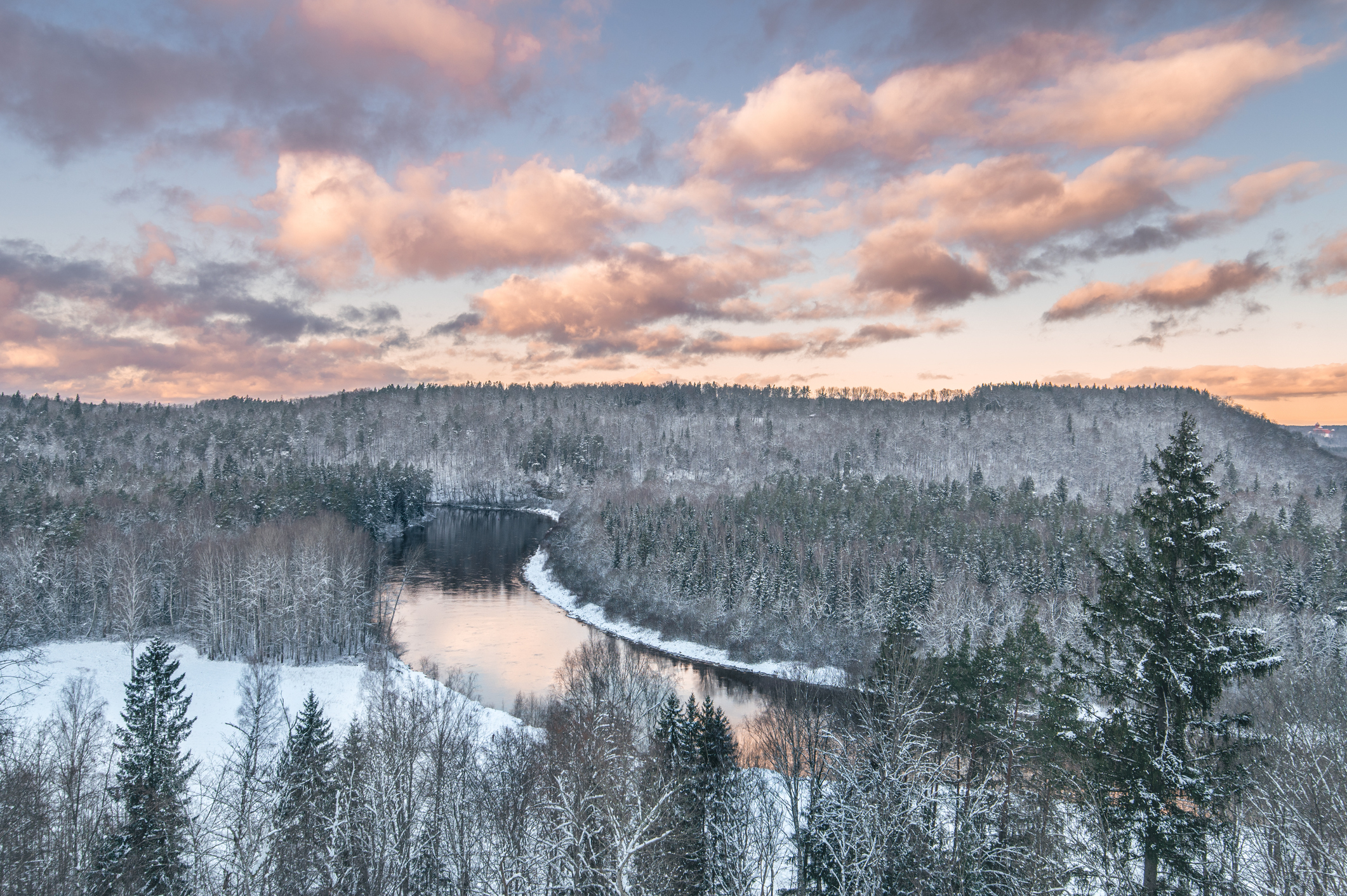 Winterliche Landschaft des Gauja-Flusstals vom Hügel in Sigulda