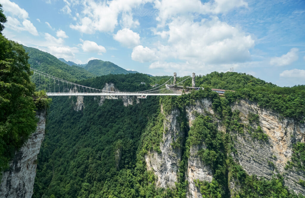 Zhangjiajie Grand Canyon und die längste und höchste Glasbodenbrücke der Welt