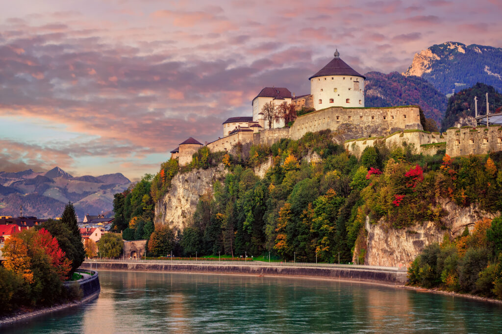 Abendliches Bergpanorama und die Burg Kufstein - Bildnachweis: Xantana Stock-Datei-ID: 1049475670 – Lizenz vom: 11.06.2025