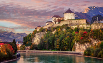 Abendliches Bergpanorama und die Burg Kufstein - Bildnachweis: Xantana Stock-Datei-ID: 1049475670 – Lizenz vom: 11.06.2025
