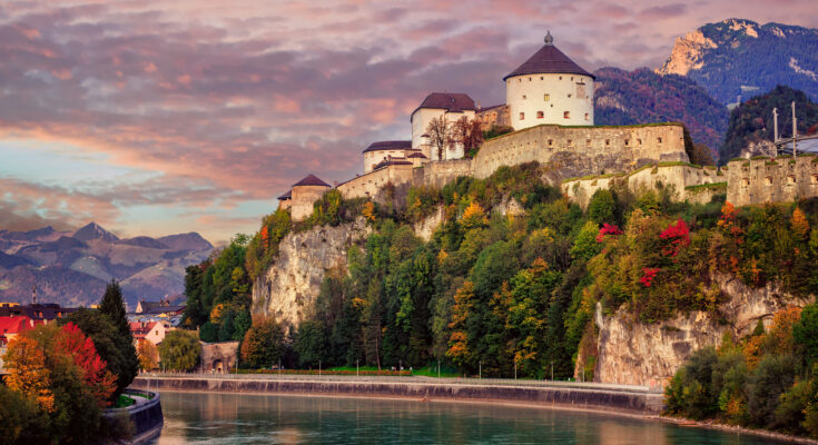 Abendliches Bergpanorama und die Burg Kufstein - Bildnachweis: Xantana Stock-Datei-ID: 1049475670 – Lizenz vom: 11.06.2025