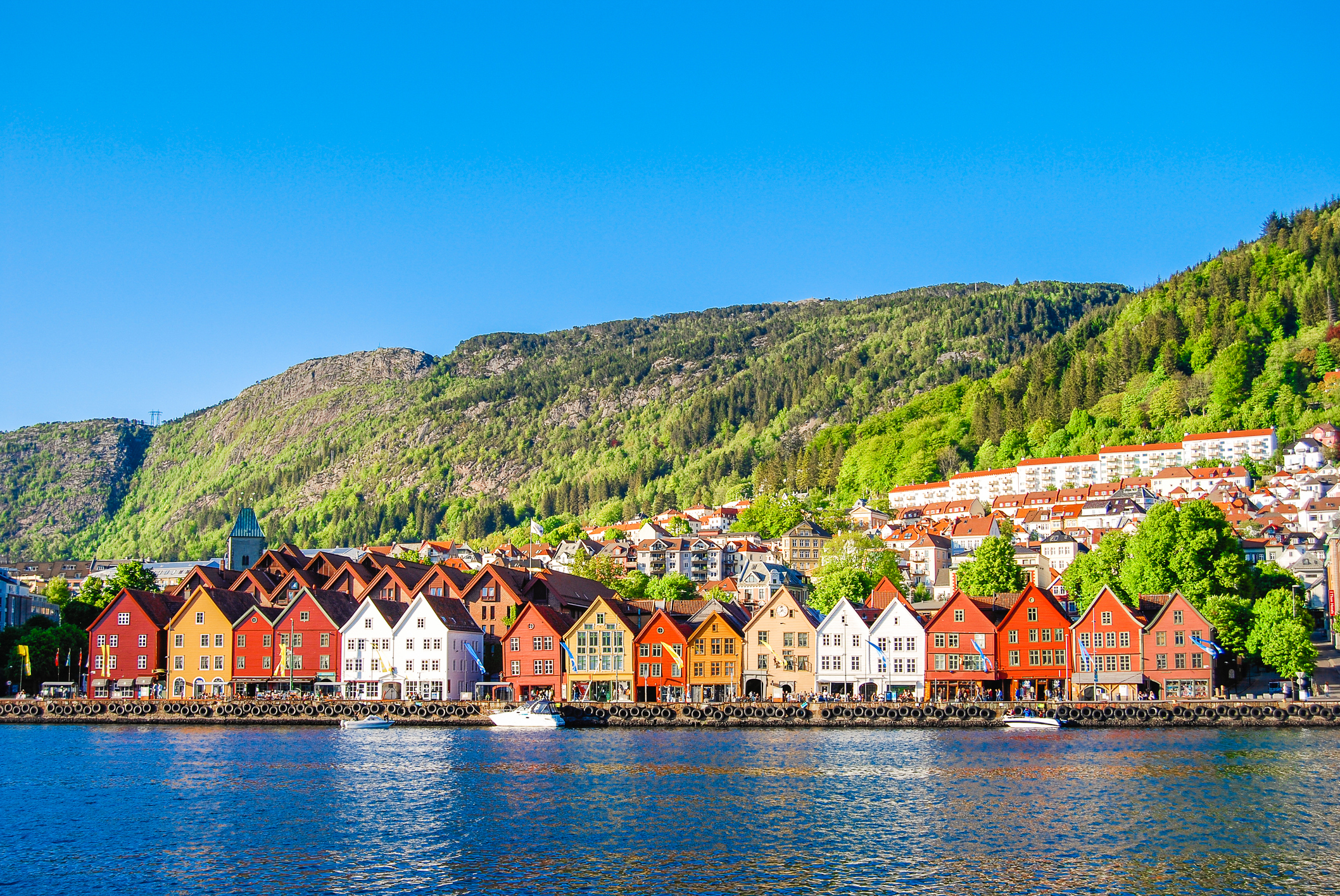 Bunte Häuser wo einem Bergpanorama in Bergen - Bildnachweis: Zarnell Stock-Datei-ID: 1053671920 – Lizenz vom: 11.06.2025