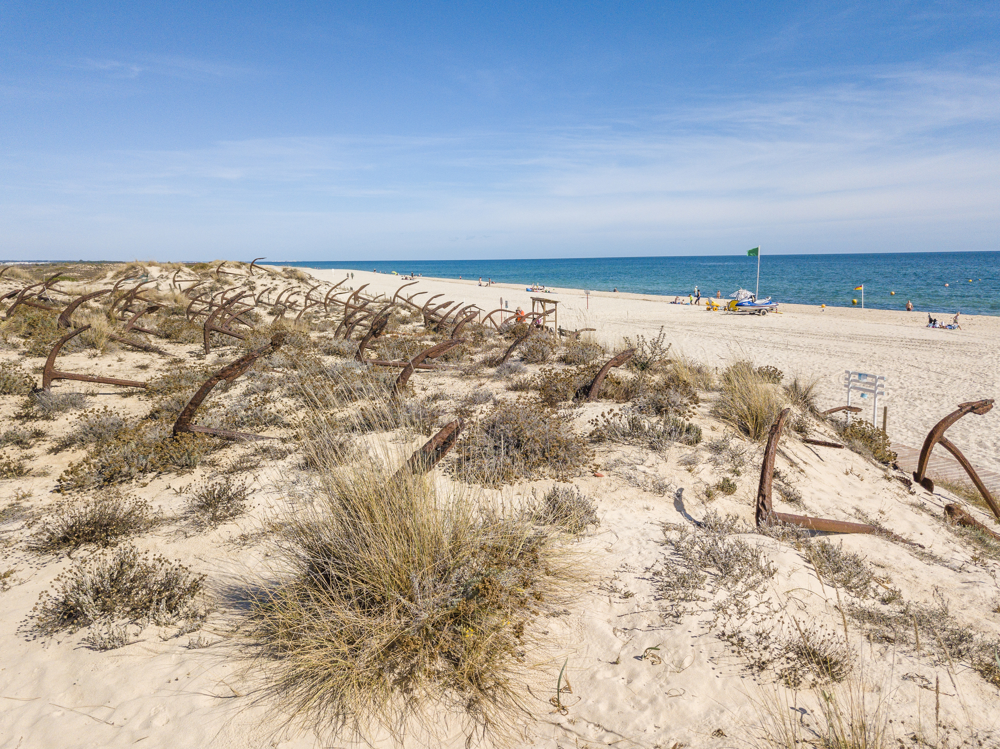 Die Anker am Praia do Barril Strand - Bildnachweis: Jacek_Sopotnicki Stock-Datei-ID: 1192897470 – Lizenz vom: 11.06.2025