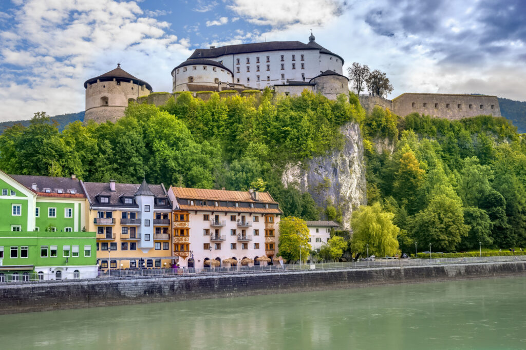 Blick auf die Inn, bunte Fachwerkhäuser und die Festung Kufstein - Bildnachweis: hifografik Stock-Datei-ID: 1222911748 – Lizenz vom: 11.06.2025