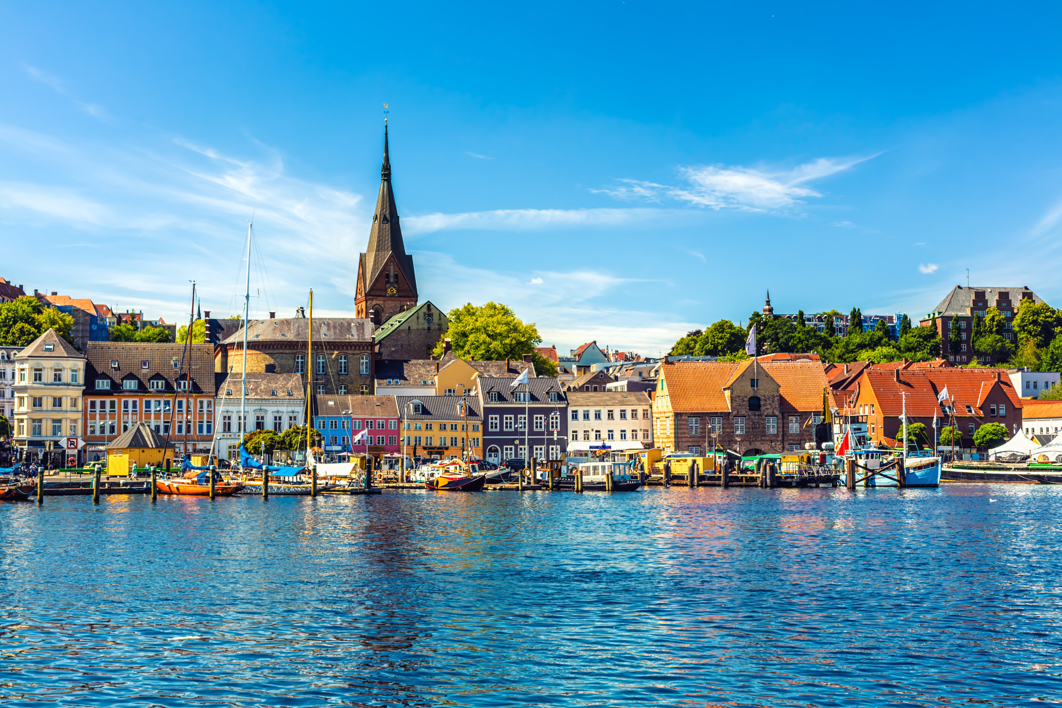 Die Stadt Flensburg im Sommer - Bildnachweis: querbeet Stock-Datei-ID: 1268201500 – Lizenz vom: 07.06.2025