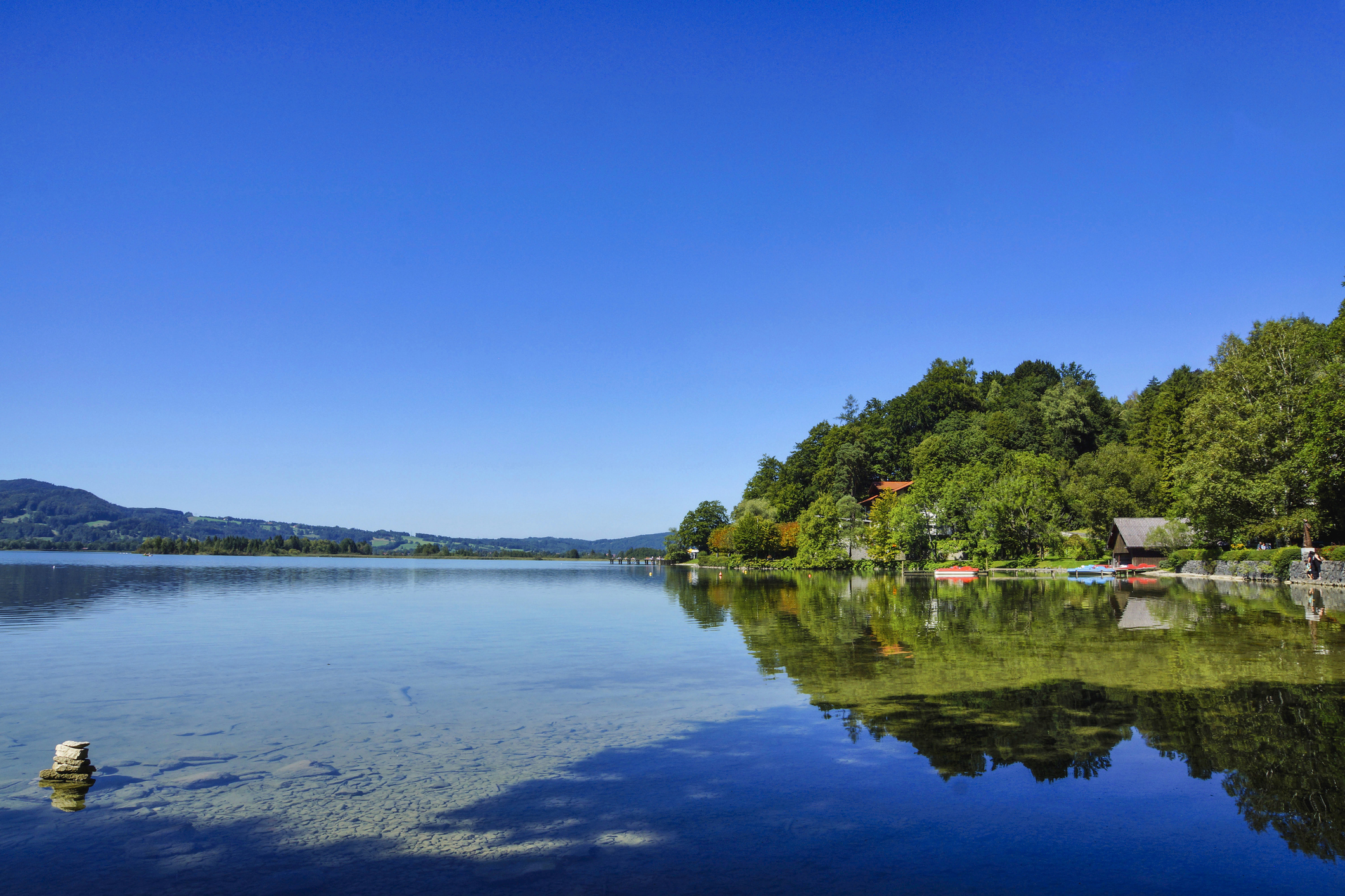 Der Kochelsee im Sommer - Bildnachweis: pwmotion Stock-Datei-ID: 1309456744 – Lizenz vom: 11.06.2025
