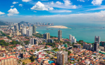 Luftaufnahme der Hauptstadt Georgetown, Penang - Bildnachweis: bloodua Stock-Datei-ID: 1347154491 – Lizenz vom: 07.06.2025
