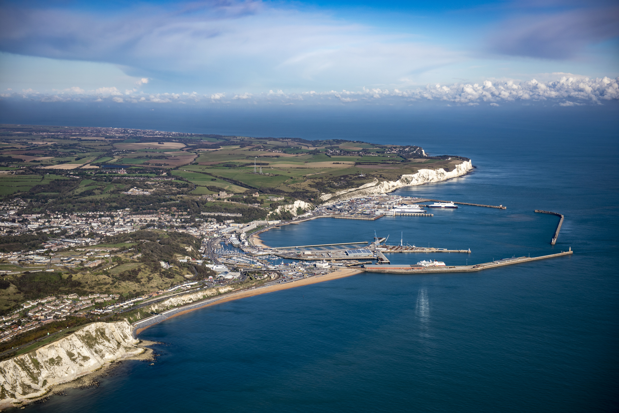 Luftbild vom Fährhafen und der Stadt Dover - Bildnachweis: Chris Mansfield Stock-Datei-ID: 1351219169 – Lizenz vom: 11.06.2025
