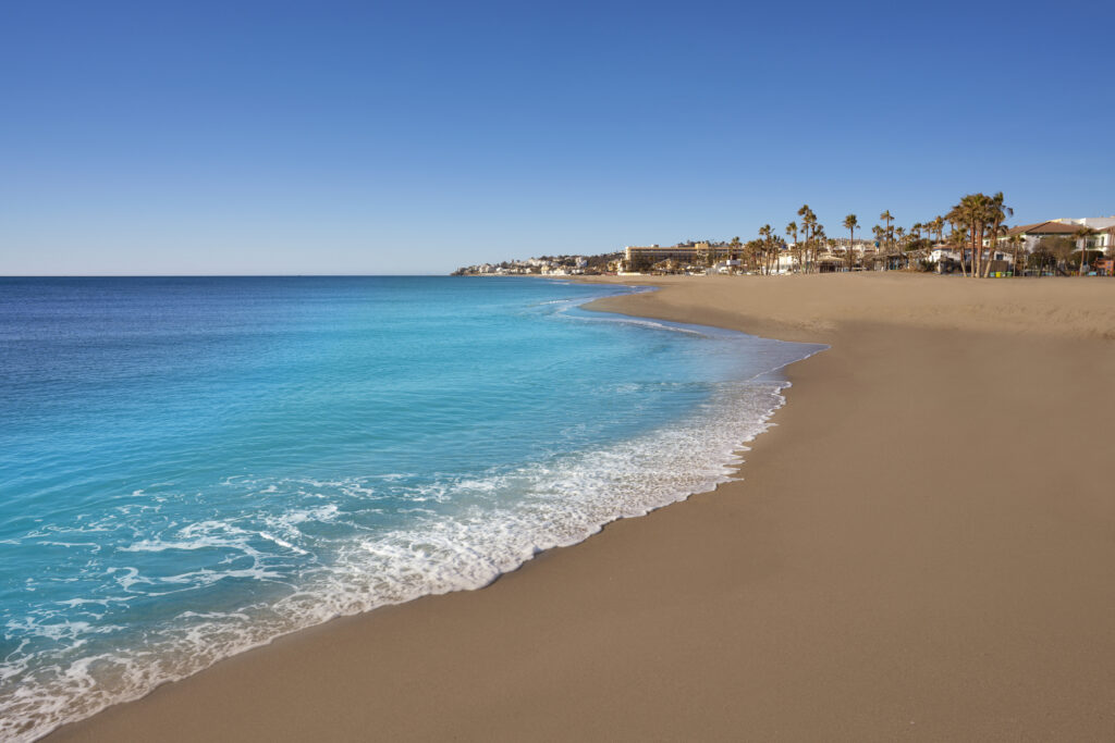 Playa La Cala de Mijas Costa in der Nähe von Marbella - Bildnachweis: MEDITERRANEAN Stock-Datei-ID: 1366610810 – Lizenz vom: 12.06.2025
