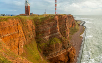 Die Insel Helgoland - Dramatische Klippen, raue See und ein Leuchtturm - Bildnachweis: Petr Kahanek Stock-Datei-ID: 1411822534 – Lizenz vom: 10.06.2025