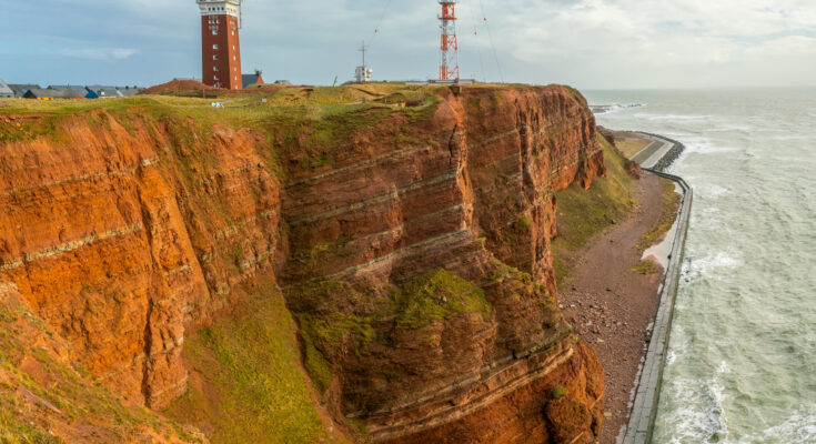 Die Insel Helgoland - Dramatische Klippen, raue See und ein Leuchtturm - Bildnachweis: Petr Kahanek Stock-Datei-ID: 1411822534 – Lizenz vom: 10.06.2025