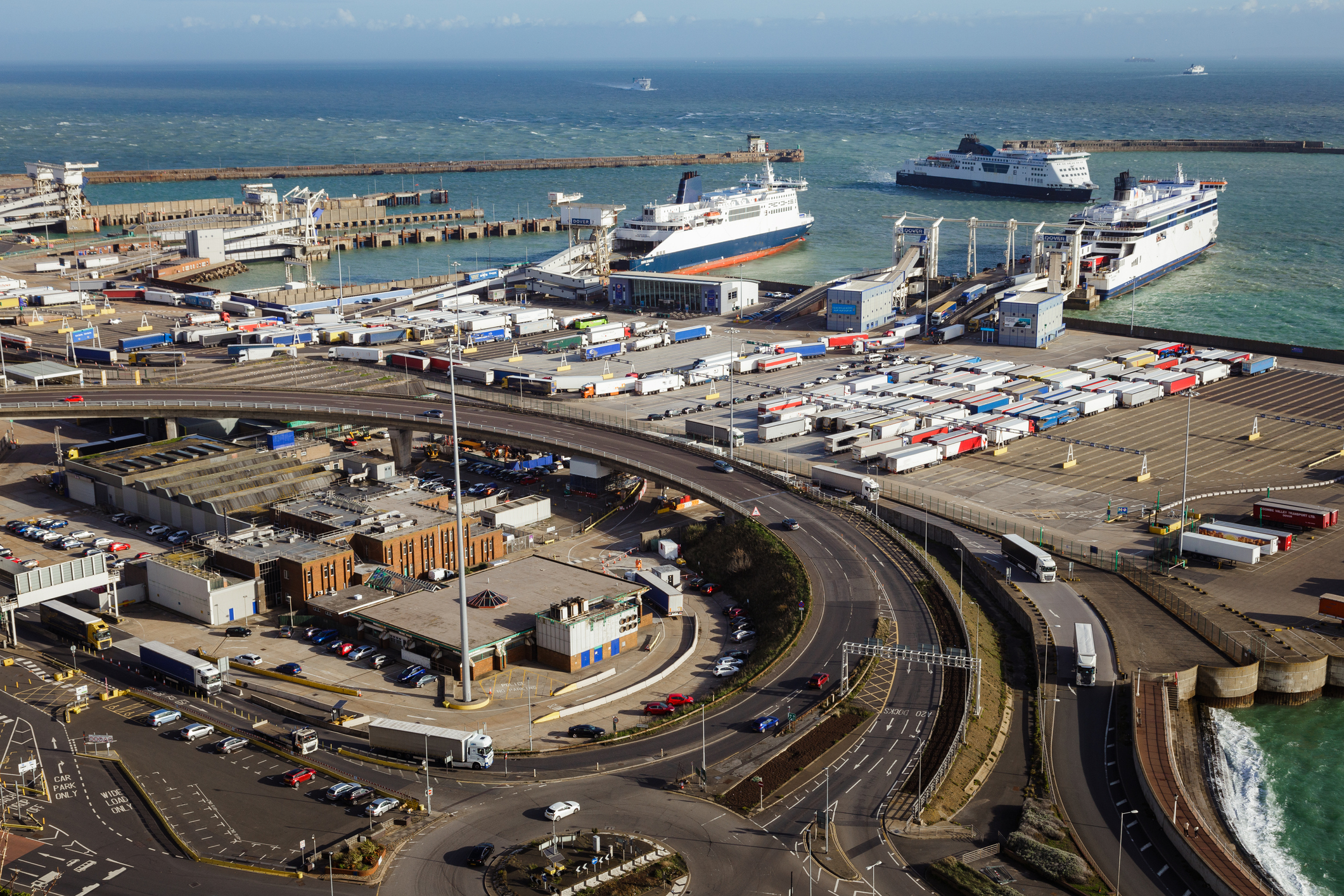Der Fährhafen von Dover - Bildnachweis: coldsnowstorm Stock-Datei-ID: 1438719523 – Lizenz vom: 11.06.2025