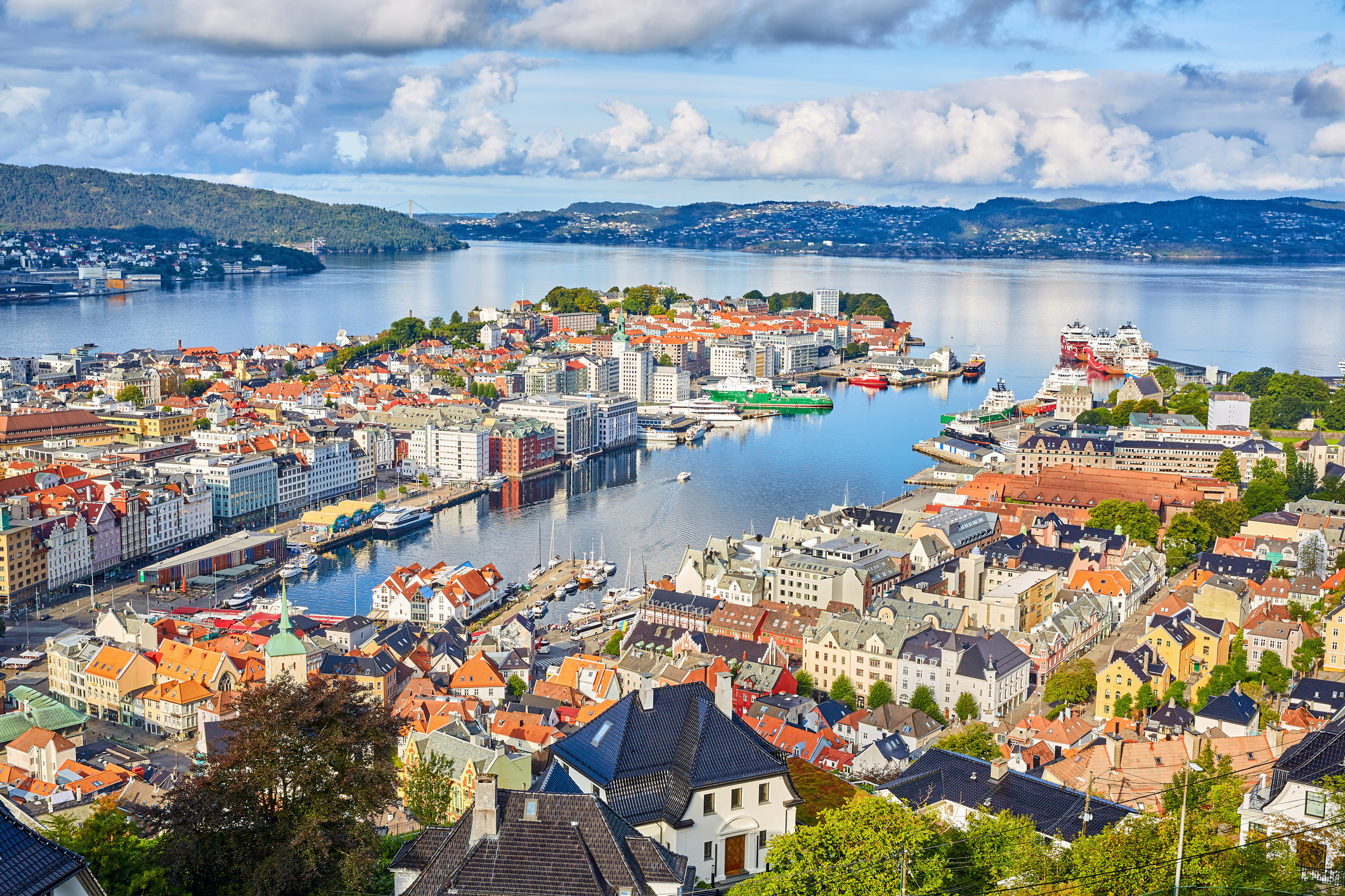 Luftbild der Stadt Bergen in Norwegen - Bildnachweis: dibrova Stock-Datei-ID: 1446457083 – Lizenz vom: 11.06.2025
