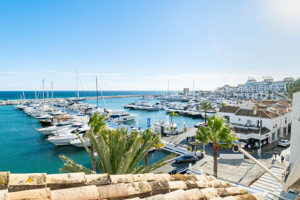 Blick auf den luxuriösen Hafen Puerto Banus - Bildnachweis: joe hidalgo photgography Stock-Datei-ID: 1499967028 – Lizenz vom: 12.06.2025