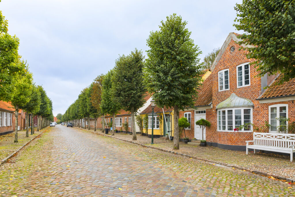 Slotsgaden, die gepflasterte Hauptstraße von Møgeltønder, Dänemark - Bildnachweis: eyewave Stock-Datei-ID: 1746235080 – Lizenz vom: 07.06.2025